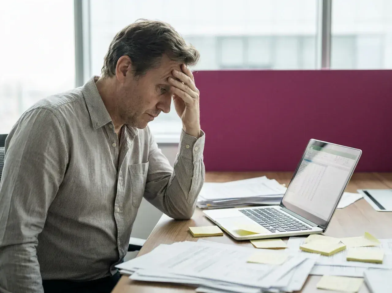 Ein überforderter Unternehmer zwischen Papierkram und Excel-Tabellen