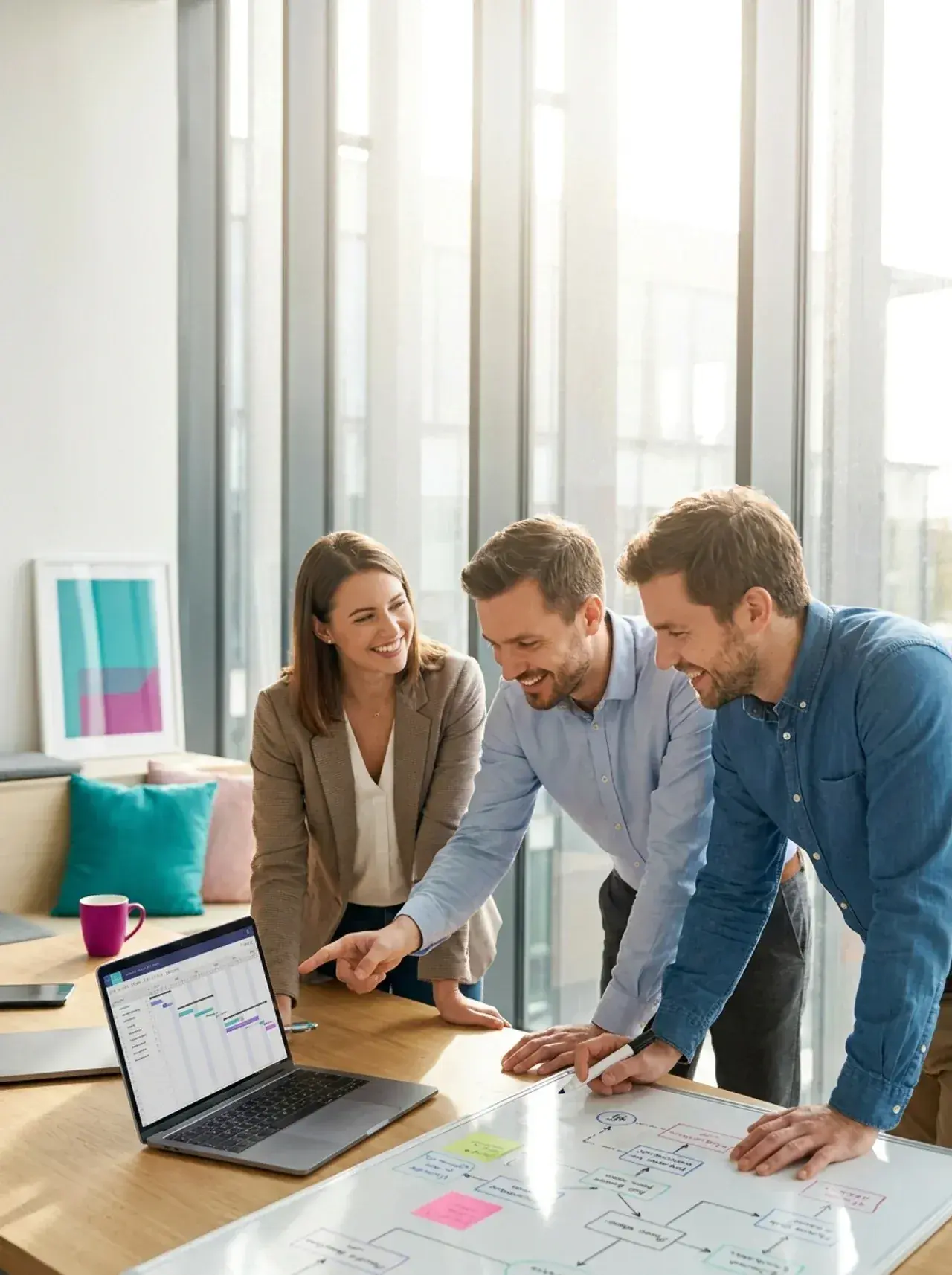 Das Team prüft Ergebnisse am Laptop